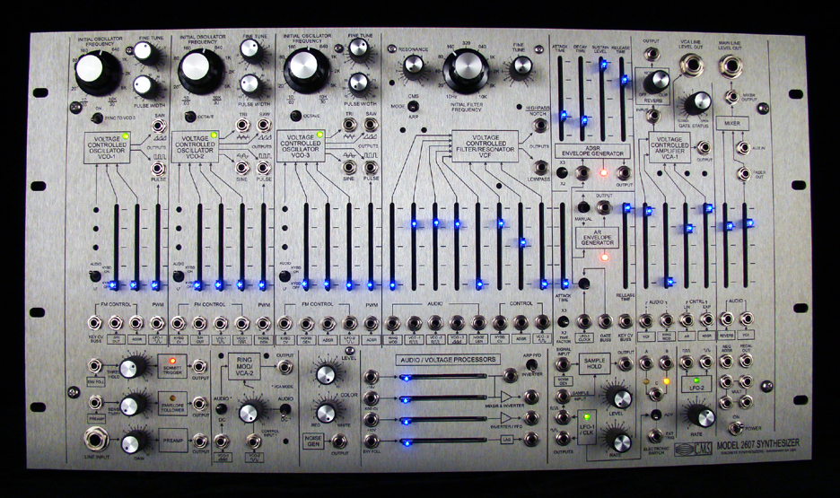 The front panel of the CMS 2607 is ergonomically laid out.
