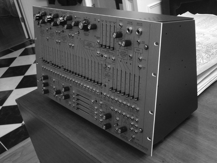 The tabeltop version of the 2607 is still rack mountable.